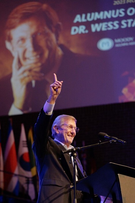 Wess Stafford raising hand to heaven